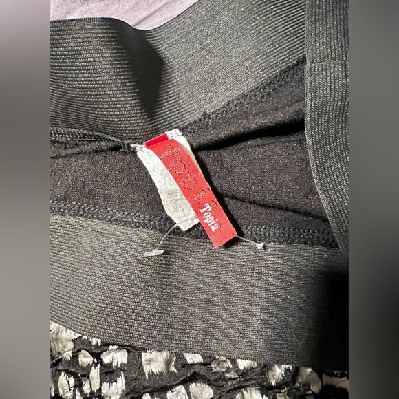 3 FOR $15 🙌🏼 Small Metallic foil pull on mini skirt by Topia black, silver, gray - Picture 2 of 3